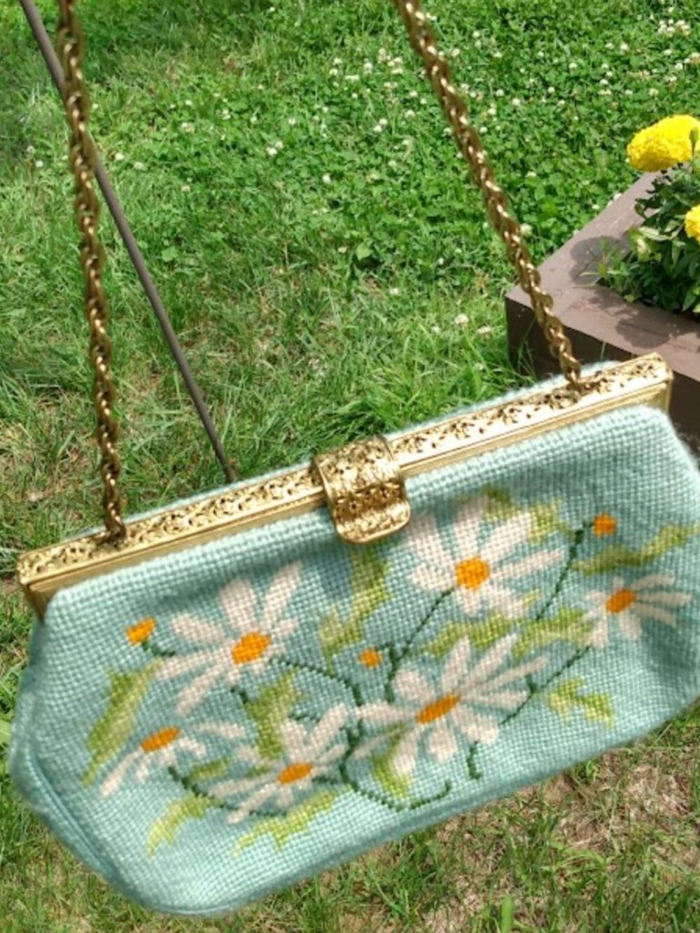 Vintage 1960s Kiss-Lock Clasp Daisy Purse